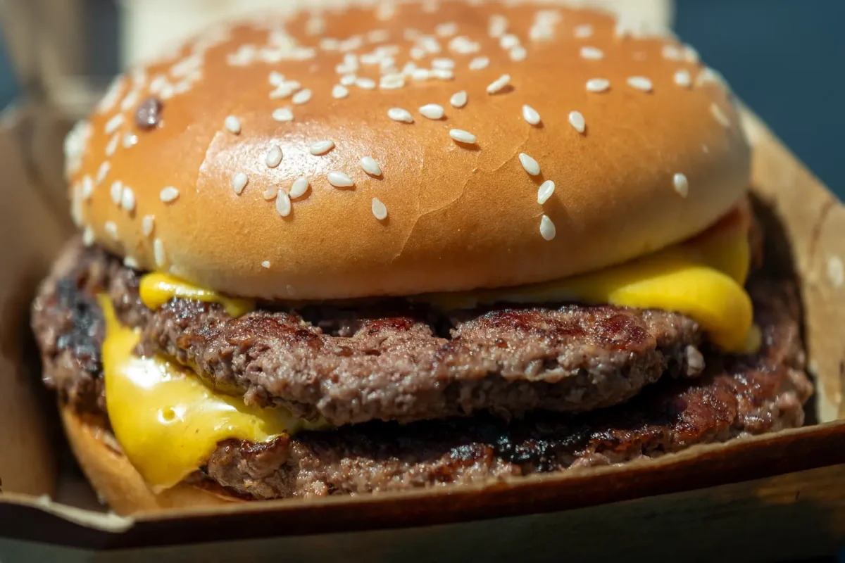Tragedie în America: Burgerii McDonald’s, cauza unui val de infecții cu E. coli și a unui deces 