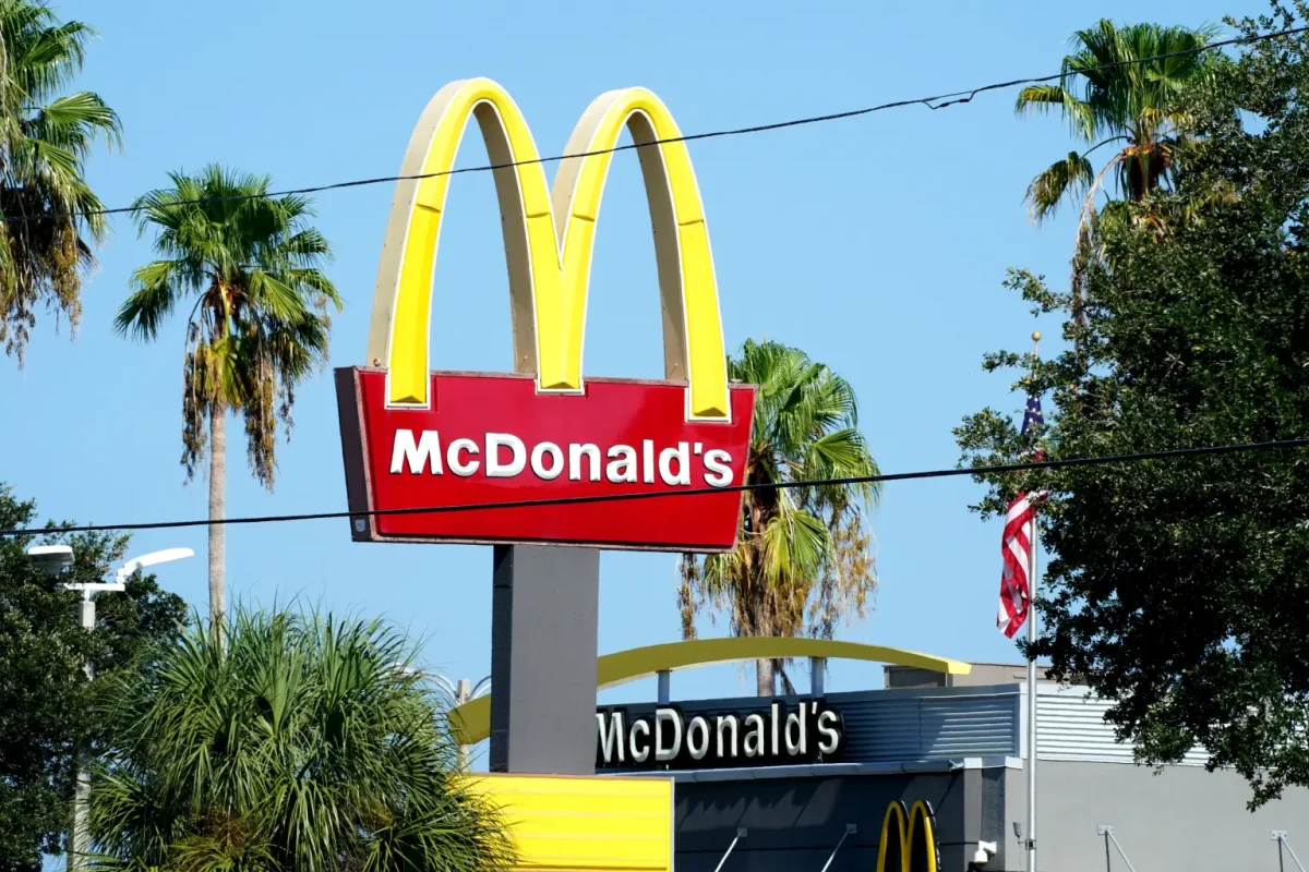 Focar de infecții în SUA după ce oamenii au mâncat hamburgeri la McDonald’s