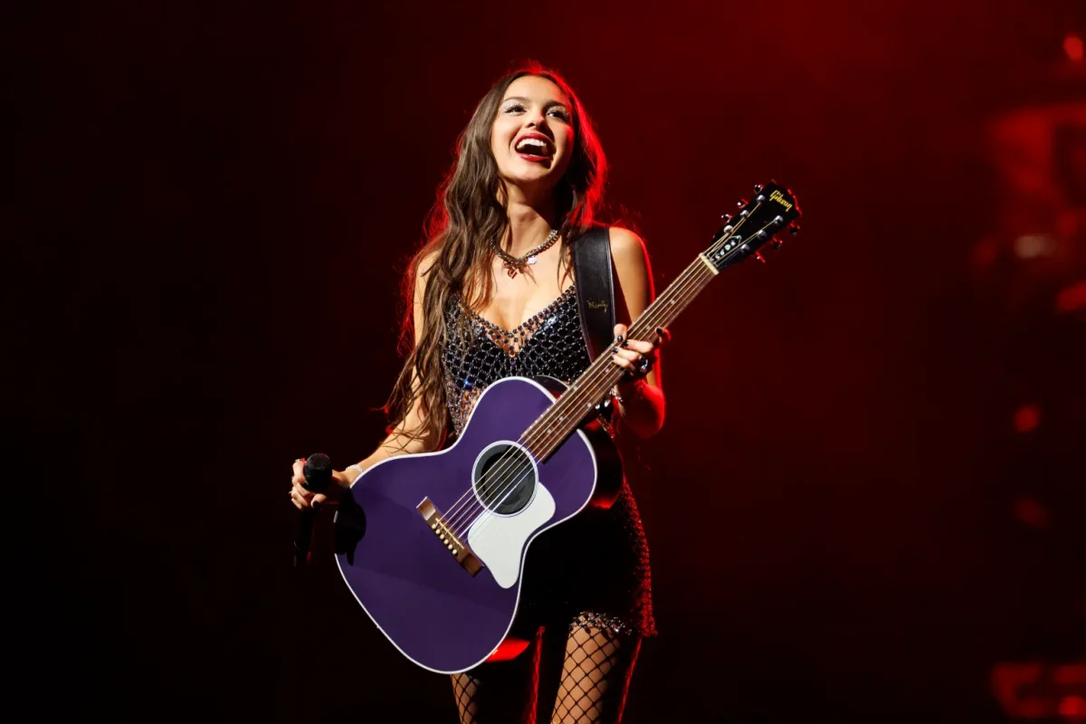 Cântăreața Olivia Rodrigo, moment neașteptat și amuzant în timpul concertului: „O decizie proastă, nu-i așa?”