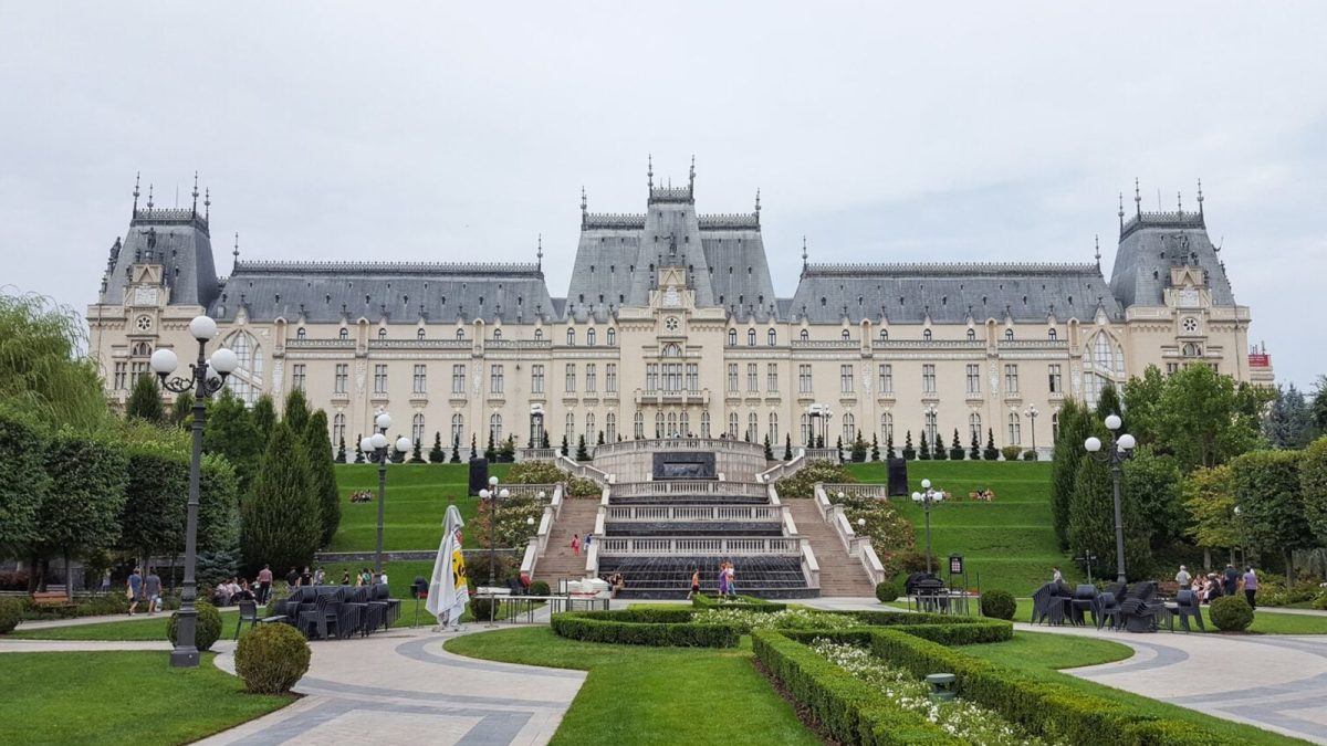La Muzeul Etnografic al Moldovei are loc vernisajul expoziției „Șezătoarea Iași”. Evenimentul a ajuns la a zecea ediție