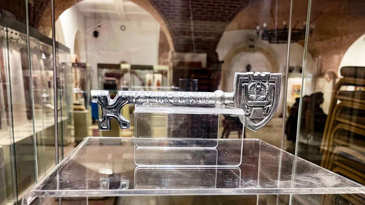 Replica după cheia de la ușa bisericii din Cetatea Kalemegdan, unde au stat moaștele Sfintei Parascheva, expusă la Muzeul Mitropolitan din Iași