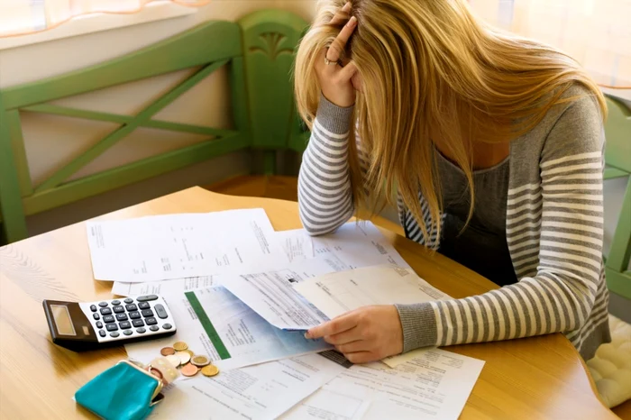 Românii sunt din ce în ce mai ingrijorați de creșterea prețurilor și creșterea sărăciei, arată un studiu