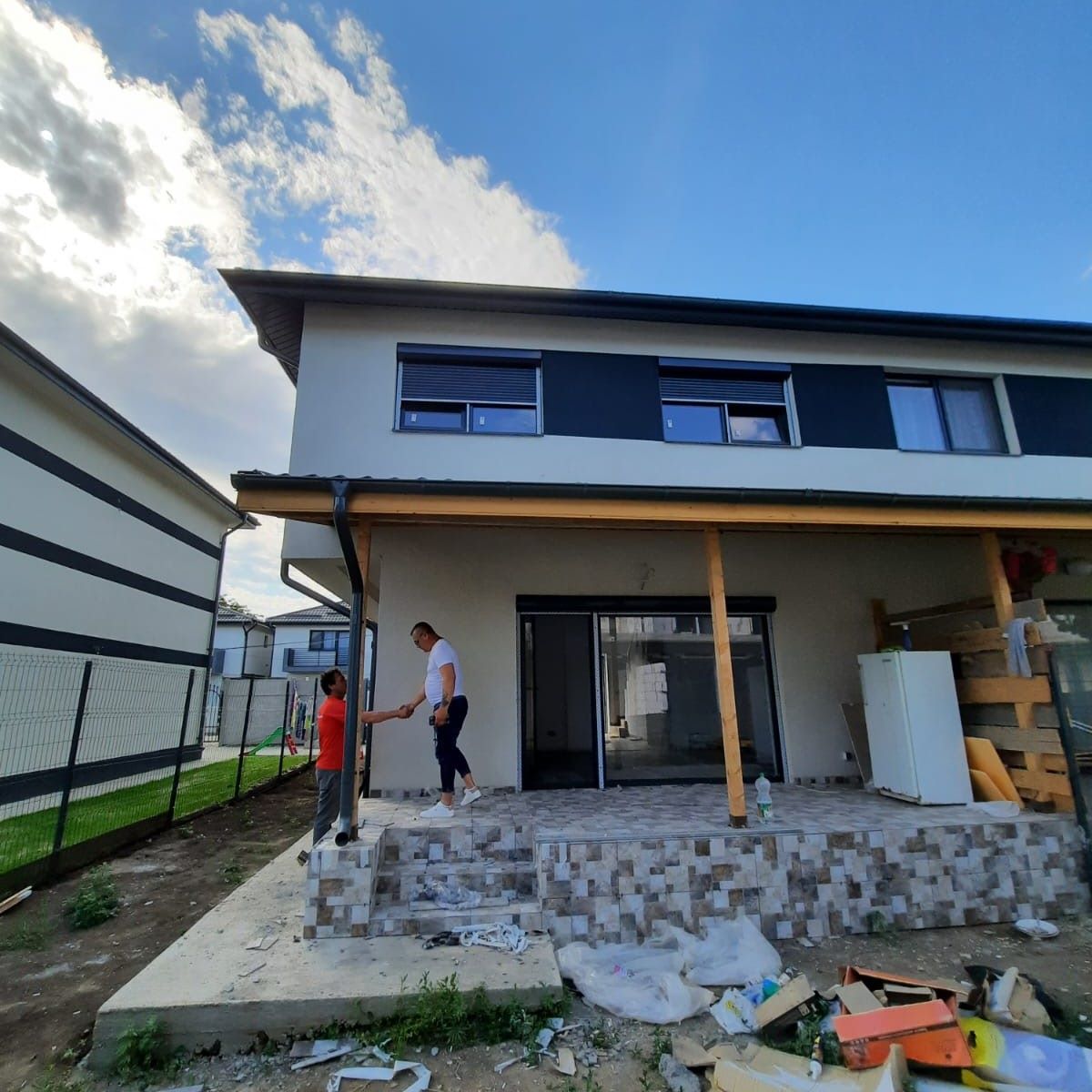 Frigul îți bate la fereastră? Cheamă specialiștii V Shades pentru montaj rulouri exterioare și închidere balcon