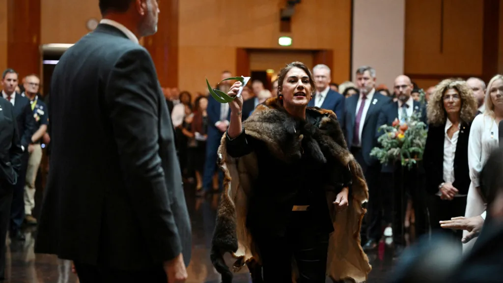 Senatoara australiană Lidia Thorpe, scandal în prezența regelui Charles al III-lea, acuzându-l de genocid: ”Dați-ne pământul înapoi, dați-ne ceea ce ați furat!” – VIDEO