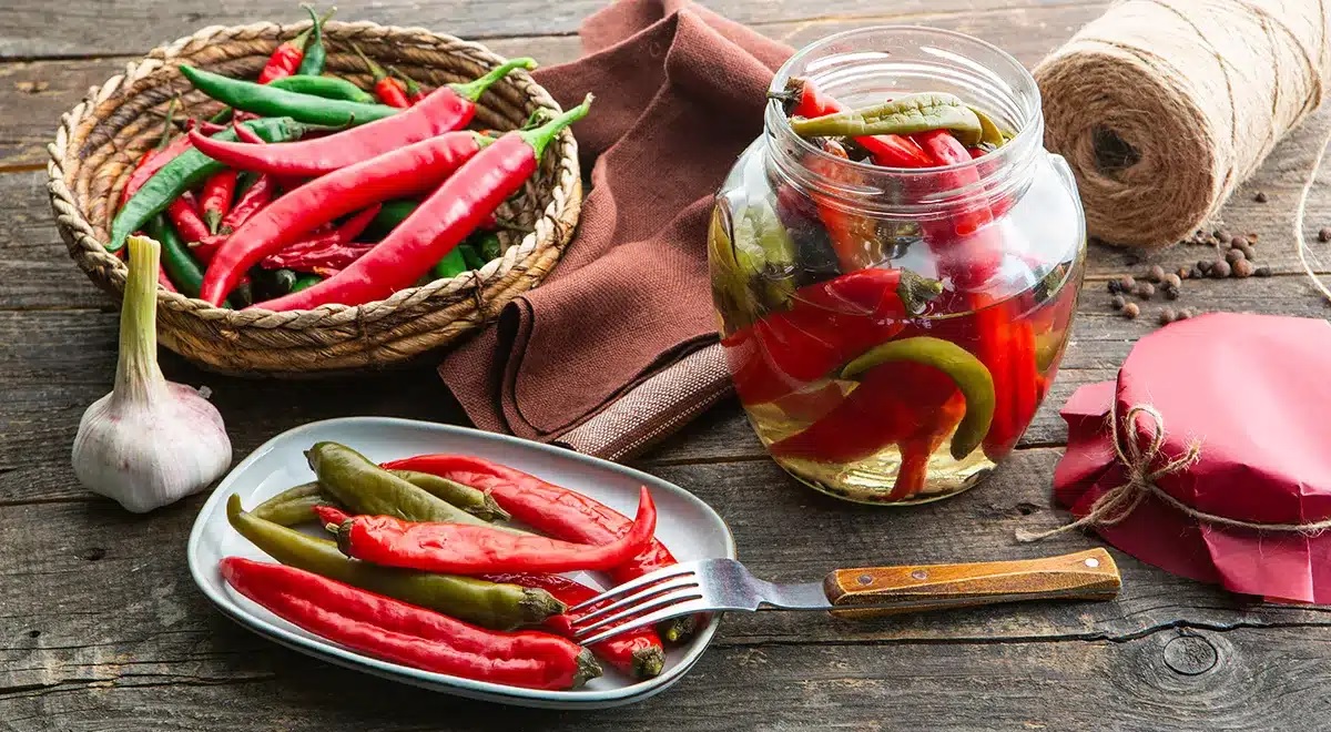 Rețeta de ardei iute la borcan pentru iarnă. Care este secretul pentru această delicatesă picantă?