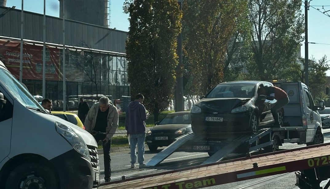 Accident rutier în municipiul Iași! Tamponare între o dubă și un autoturism