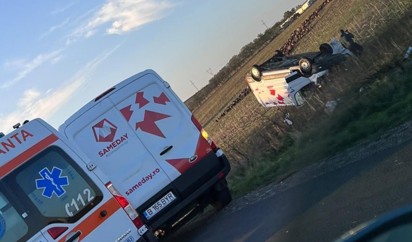 Accident rutier în județul Iași! Mașina unei firme de curierat s-a răsturnat