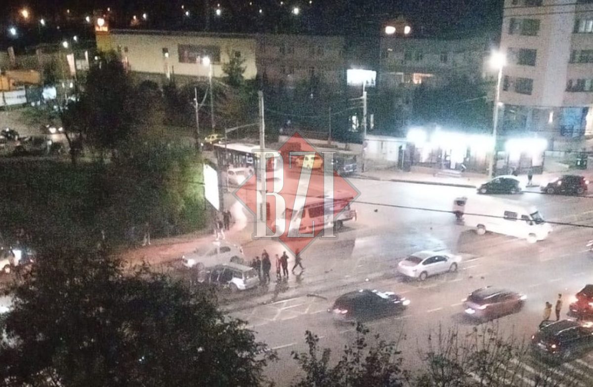 Accident rutier grav în municipiul Iași! Trei mașini au fost distruse în impactului