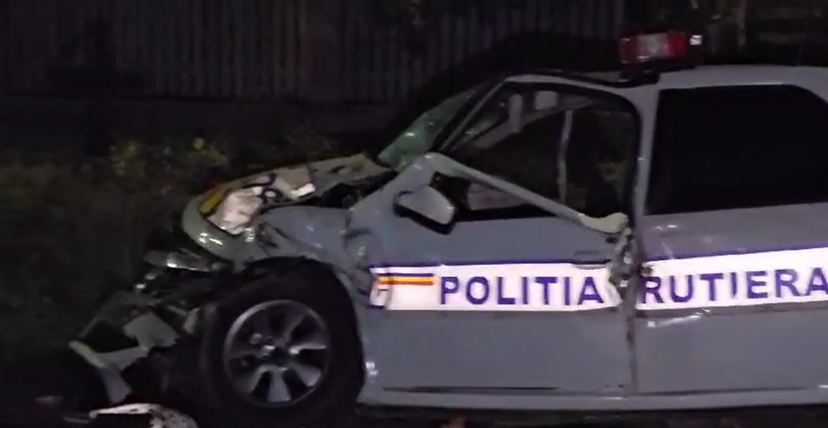 Accident rutier în județul Argeș. O mașină de poliție a fost lovită de o șoferiță