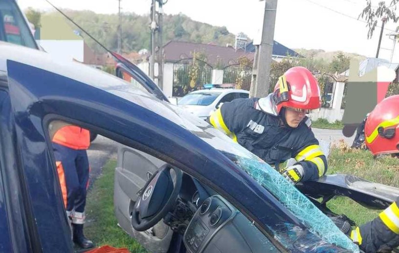 Accident feroviar în Argeș! Un tren în care se aflau 19 pasageri a lovit un autoturism
