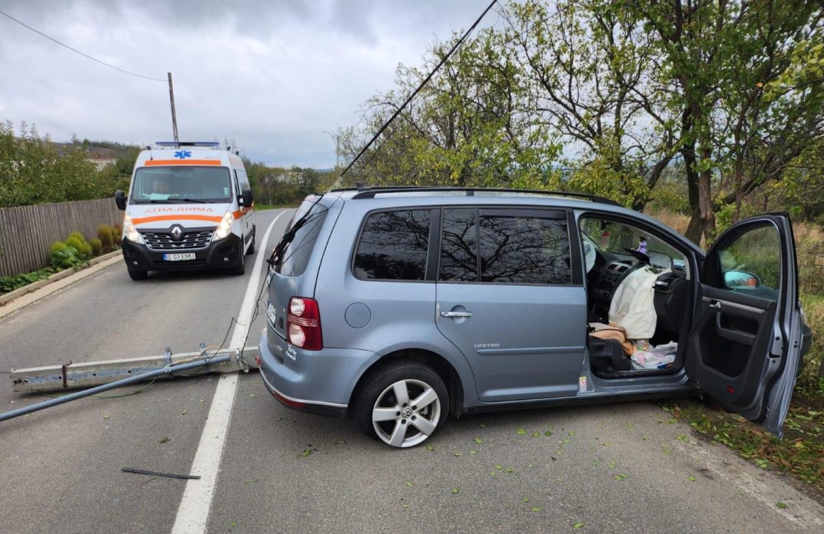 Accident rutier în județul Iași. Un autoturism a dărâmat un stâlp de electricitate la Mogoșești