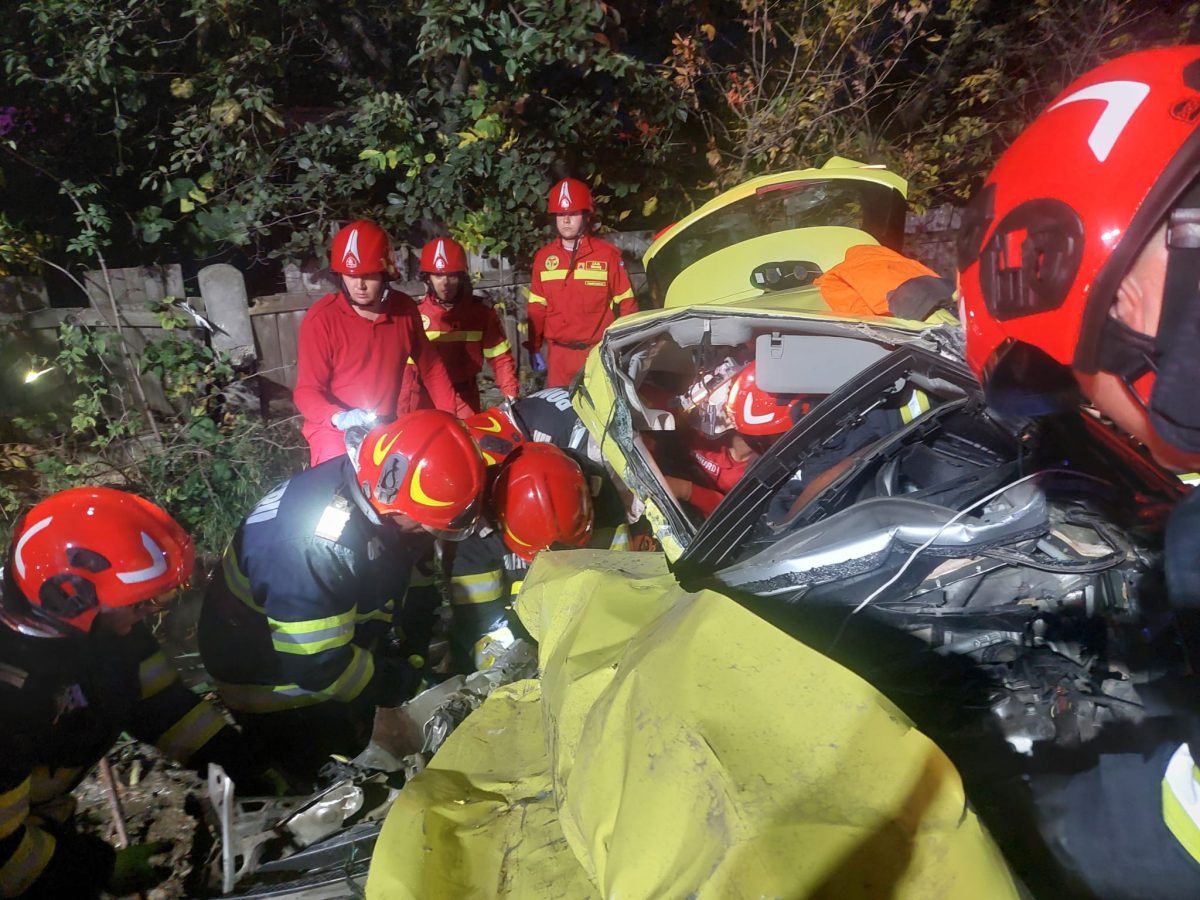 Accident rutier cu victime în județul Neamț! Trei persoane au rămas încarcerate în urma coliziunii dintre un autotren și un autoturism – UPDATE