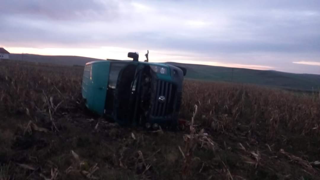 Accident rutier la Bălţaţi. Un microbuz s-a răsturnat