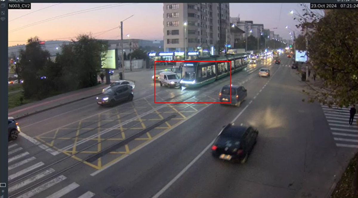 Accident rutier în CUG! Momentul coliziunii dintre un autoturism și un tramvai, surprins de camerele de supraveghere din zonă