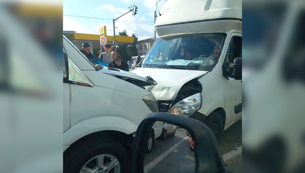Accident rutier la Iași. Două autovehicule s-au ciocnit frontal