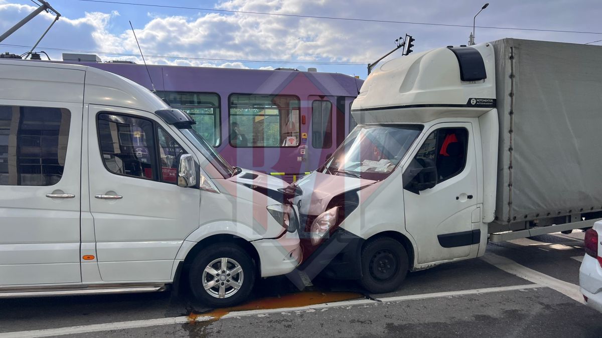 Accident rutier la Iași. Trei autoturisme au intrat în coliziune – UPDATE