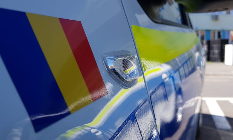 Un elvețian de 19 ani fără permis de conducere a furat o mașină, a fugit de poliție și a provocat două accidente rutiere în Sibiu