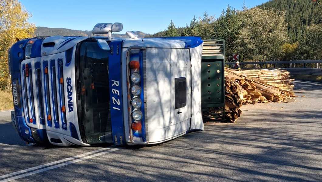 Accident rutier la Suceava. Un TIR încărcat cu lemne s-a răsturnat