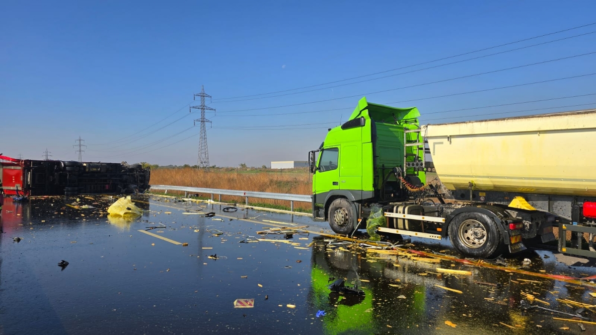 Un șofer a murit după ce 3 autotrenuri s-au ciocnit! Pompierii au adus roboții – UPDATE