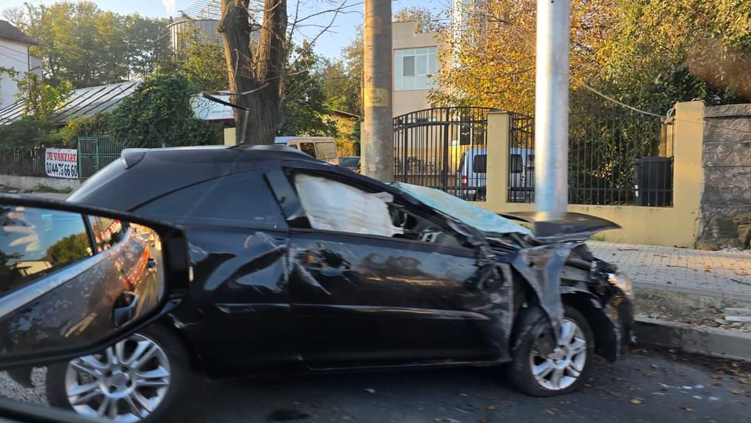Accident rutier în Iași între două autoturisme. O persoană a fost rănită