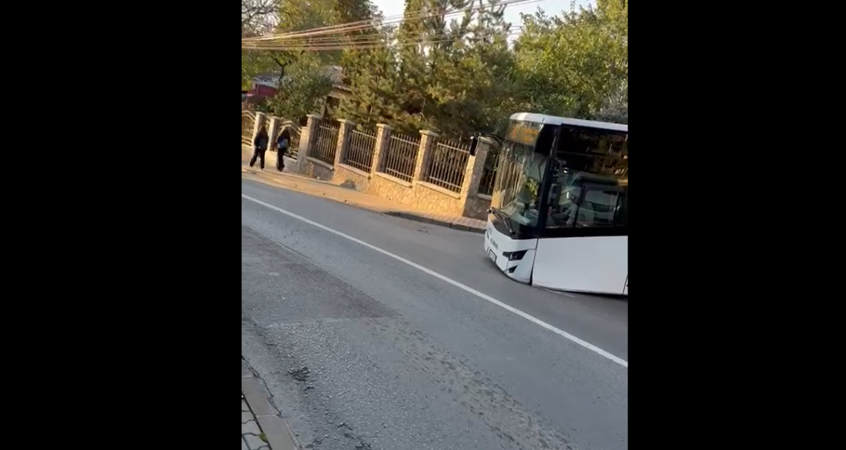 Un autobuz CTP a “căzut la datorie” pe strada Eternitatea. Călătorii au rămas blocați