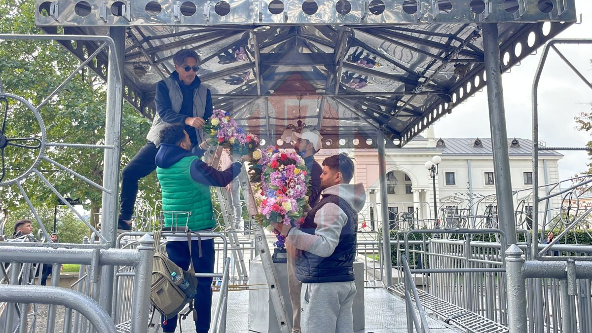 A început împodobirea cu flori a baldachinului pe care vor fi așezate spre închinare Moaștele Sfintei Cuvioase Parascheva