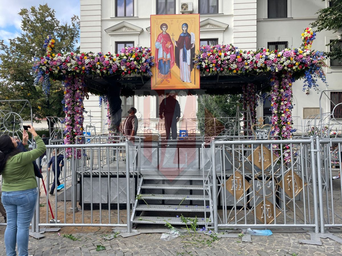Baldachinul pe care va fi așezat moaștele Sf. Cuvioase Parascheva a fost împodobit. Familia Buștei a adus sute de flori multicolore