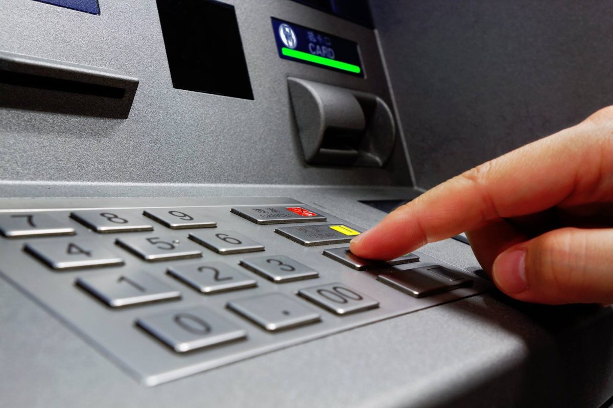 Cetățenii care nu mai pot retrage bani de la bancomate! De ce s-au impus restricții