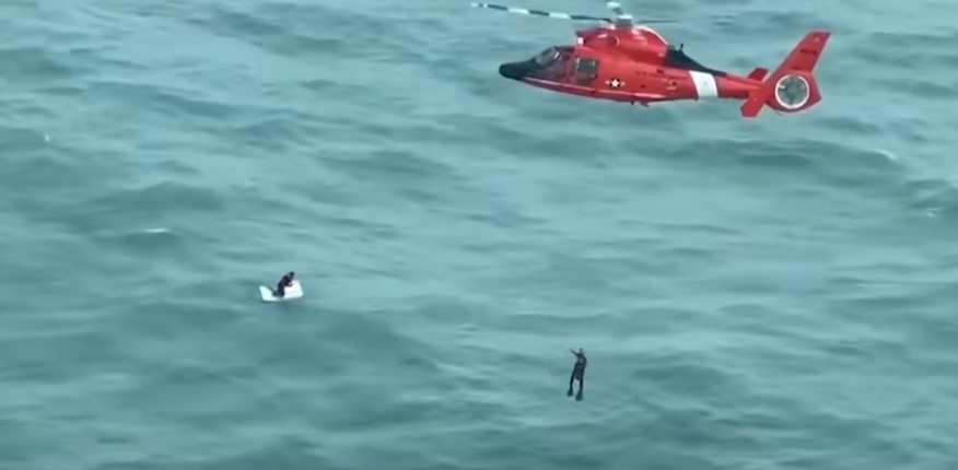 Un echipaj al Gărzii de Coastă din SUA a salvat un bărbat care a rămas agățat de o cutie de gheață în Golful Mexic