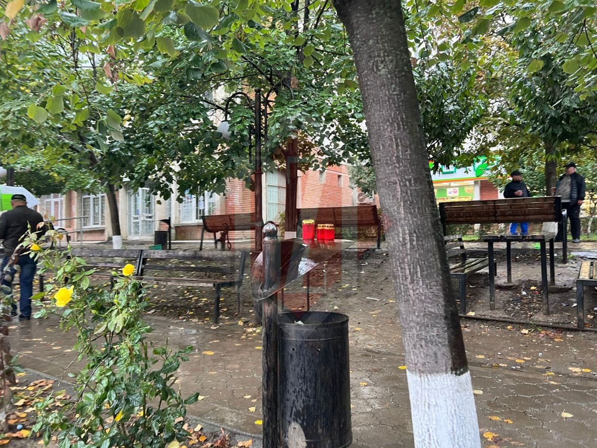 Un bărbat a fost găsit mort în fața dispensarului din Tomeşti. Polițiștii au dispus efectuarea necropsiei 