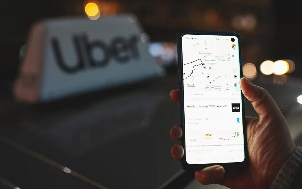 Atenție! Cum bateria descărcată la telefon îți poate umfla factura Uber