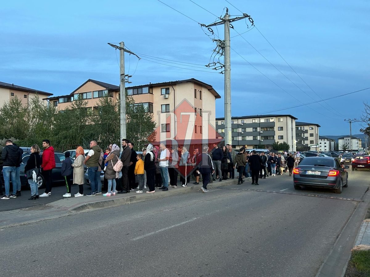 Sute de persoane stau la rând pentru a se închina la Brâul Maicii Domnului care a ajuns la Parohia „Sf. Ioan Rusul” din Valea Adâncă