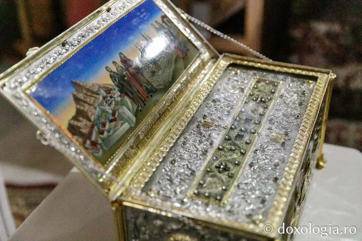 Brâul Maicii Domnului de la Mănăstirea Kato Xenia este adus în pelerinaj la trei parohii din Arhiepiscopia Iașilor