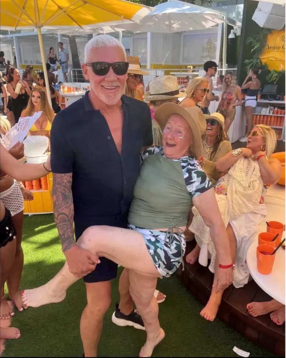 O bunică de 86 de ani se distrează, în bikini, în Ibiza! Ce i-a făcut unui chelner