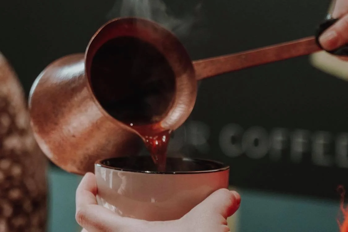 De ce nu este sănătos să bei cafea la ibric! Ce truc poți folosi totuși dacă folosești acest mod de preparare