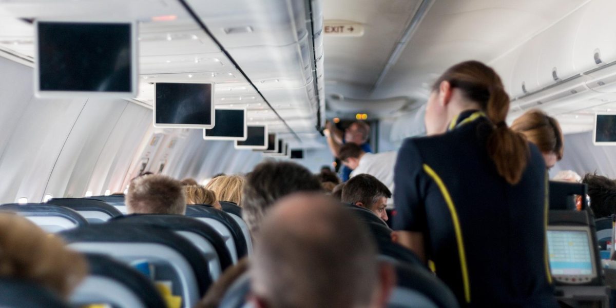 Nu trebuie să te îmbraci așa dacă vrei să faci o călătorie cu avionul! De ce blugii sunt interziși