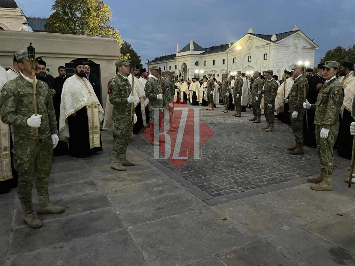 Calea Sfinților! Moaștele Sfintei Parascheva și ale Sfântului Pantelimon sunt purtate de un sobor de preoți pe străzile din Iași – UPDATE