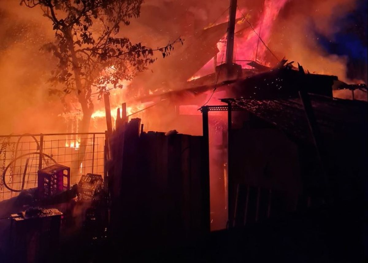 Incendiu în municipiul Pașcani! O casă a fost cuprinsă de flăcări