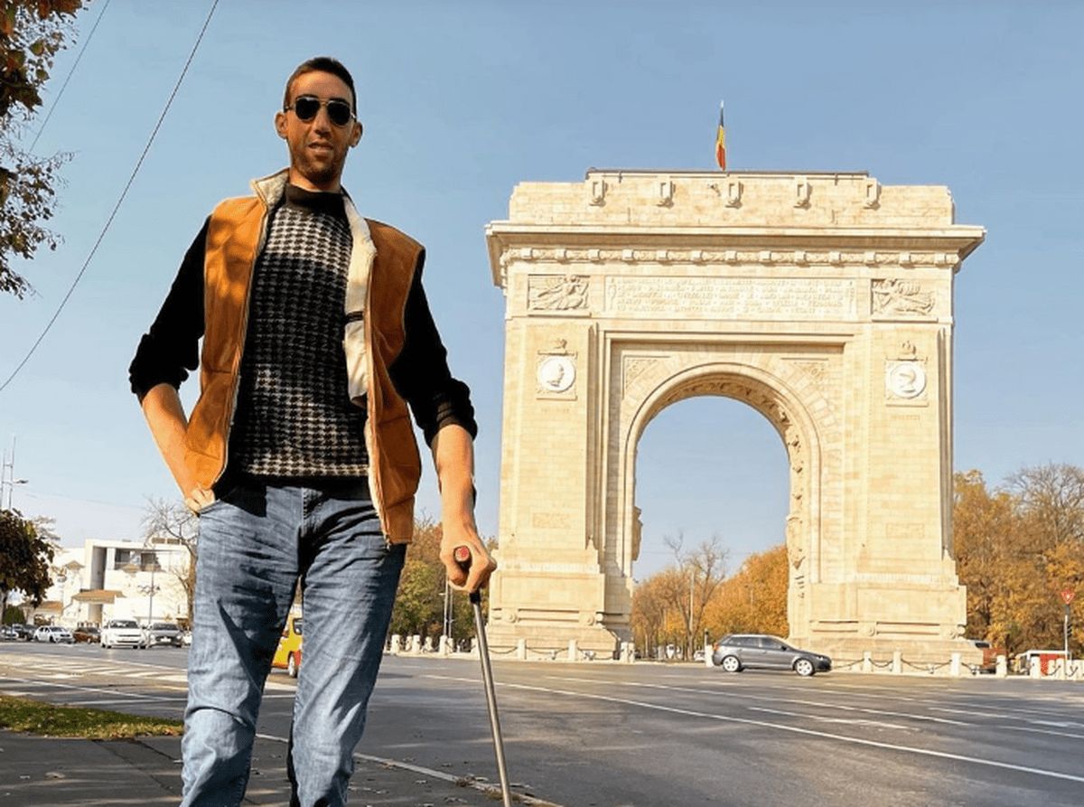 Cine este cel mai înalt om din lume în prezent? A fost nevoit să se opereze!