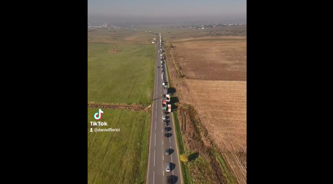 Coada de la Podu Iloaiei, văzută din dronă. Sute de şoferi stau în trafic ore în şir