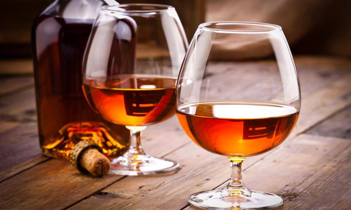 Rețeta pentru coniac de casă din țuică de vin! Cum să-l faci mai bun decât cel din comerț