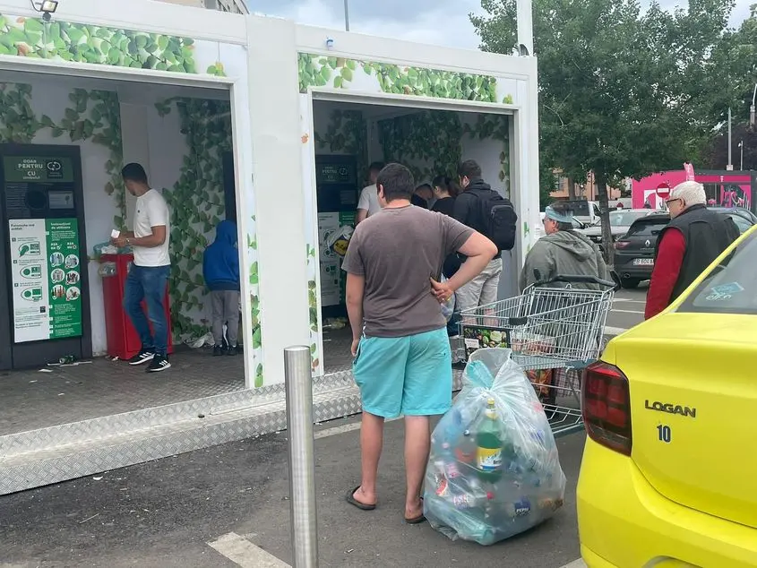 Adio cozi pentru sticlele de plastic reciclate! Un supermarket vine la tine la ușă