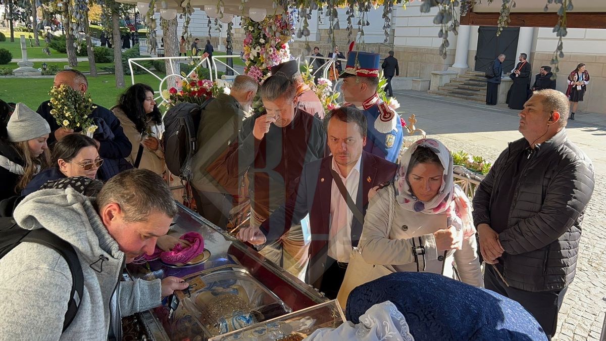 Deputații AUR de Iași, Cristian Ivănuță și Mihail Albișteanu, s-au închinat la racla Sf. Parascheva