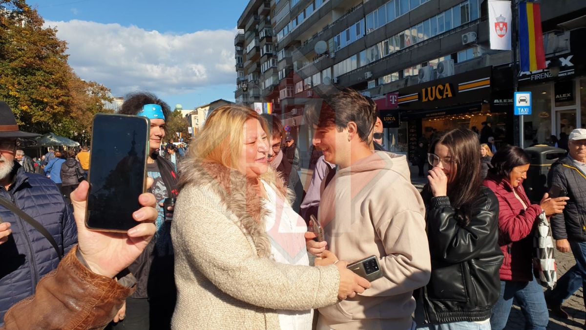 Europarlamentarul Diana Șoșoacă, liderul S.O.S. România, prezentă la Mitropolia Iași: „Eu am stat la coadă la Sf. Parascheva, nu ca alți politicieni care s-au băgat în față”