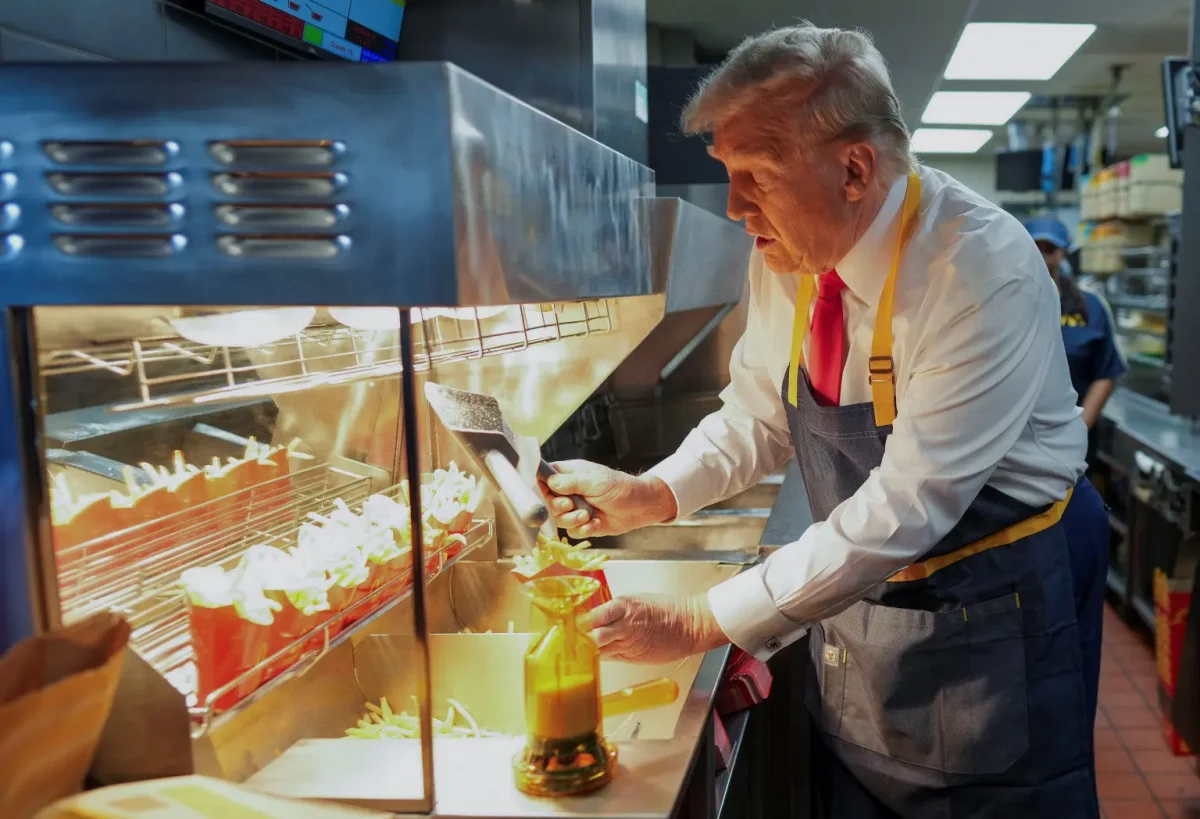 Donald Trump a servit cartofi prăjiți la un McDonald’s! Mii de oameni au stat la rând: „Voi lua orice îmi va da”