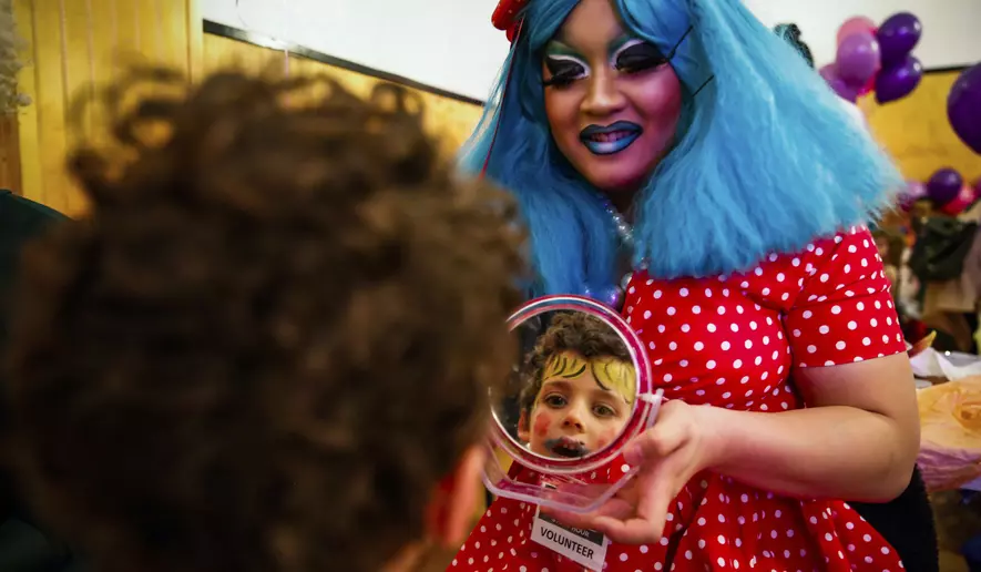 Copii retrași de la școală după ce ar fi fost obligați să asculte despre diversitatea de gen de la o drag queen: „Nu ni s-a permis să plecăm”