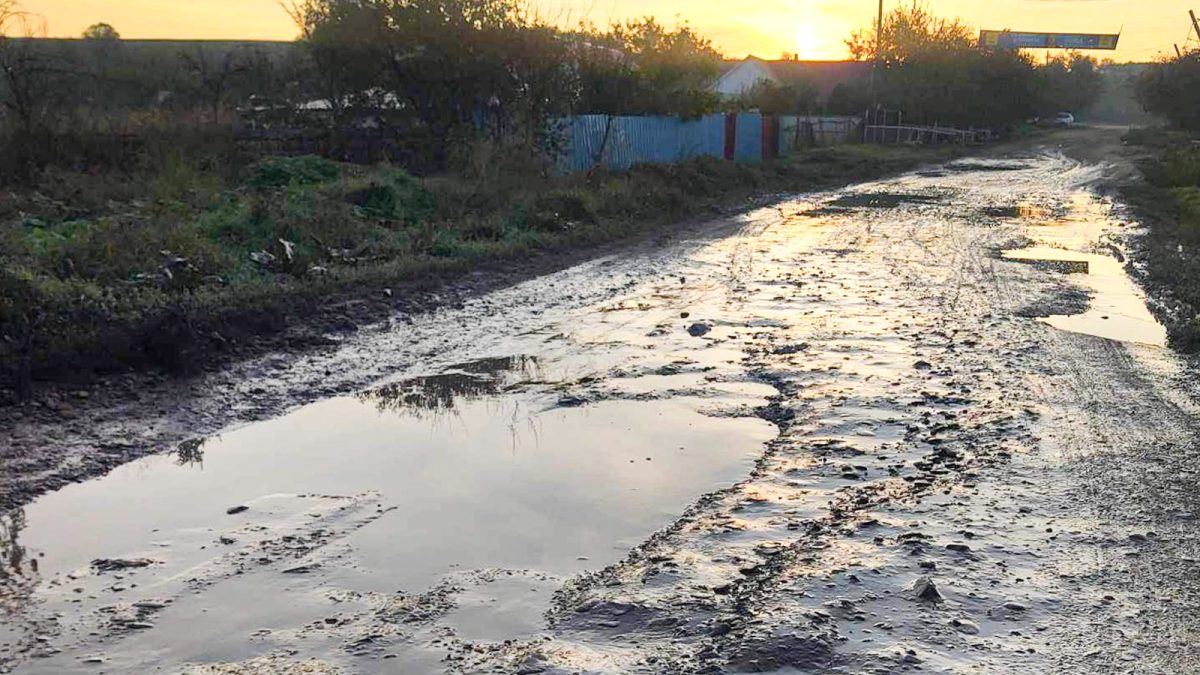 Locuitorii din satul Mânjești, abandonați de autorități! Oamenii merg kilometri, pe jos, pentru a ajunge la serviciu: „Când a auzit unde vreau să ajung, a anulat cursa”