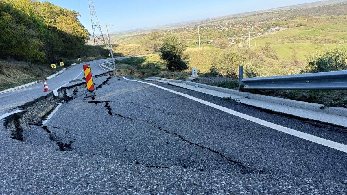 Un drum județean din Iași riscă să fie închis după ce asfaltul s-a rupt în două: „Ți-e și frică să treci pe acolo”
