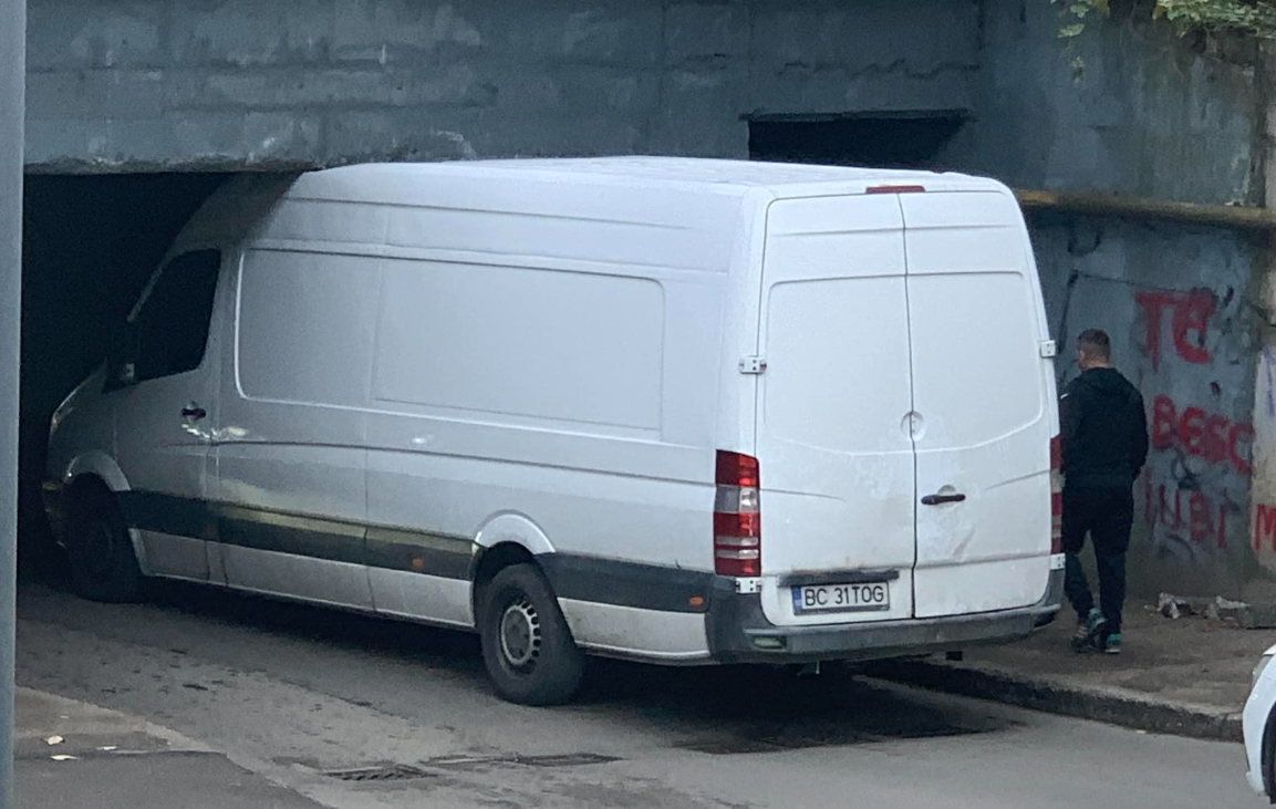 Incident în Iași! O dubă a rămas blocată în pasajul Frumoasa