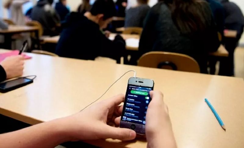 Unii elevi pot folosi telefoanele mobile la școală! Cum explică ministrul Educației situația